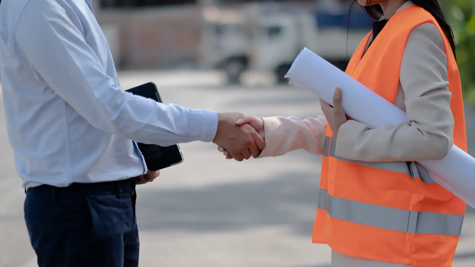 Especialista de proyecto revisando planos técnicos en una instalación