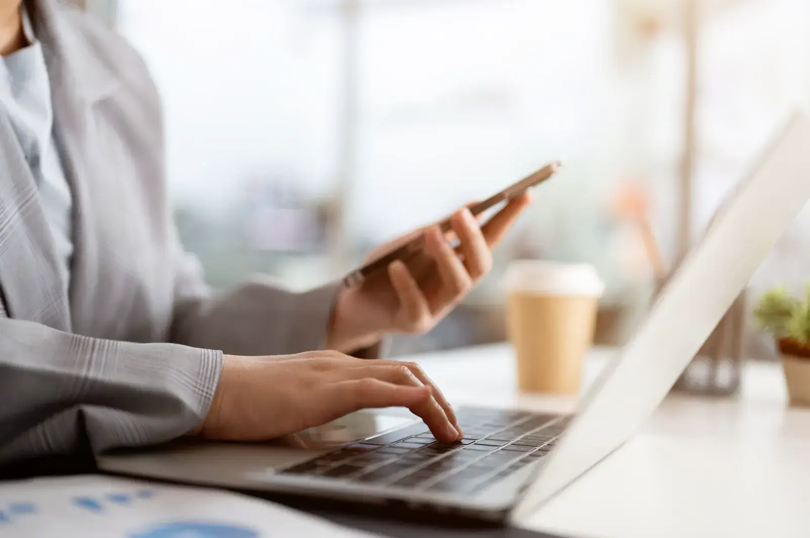 Especialista consultando información regulatoria en una plataforma digital