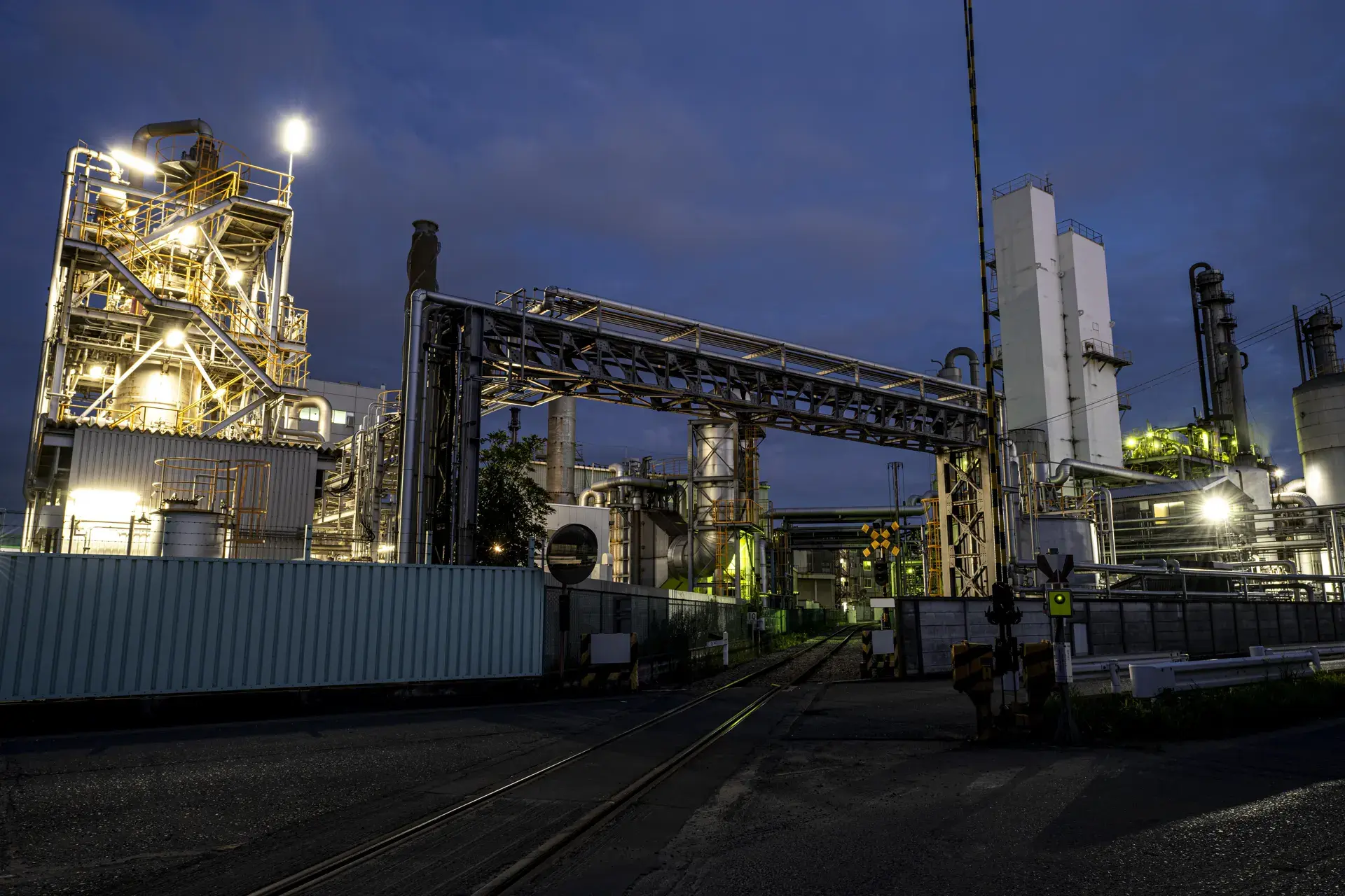 Instalación industrial del sector energético con infraestructura y tuberías