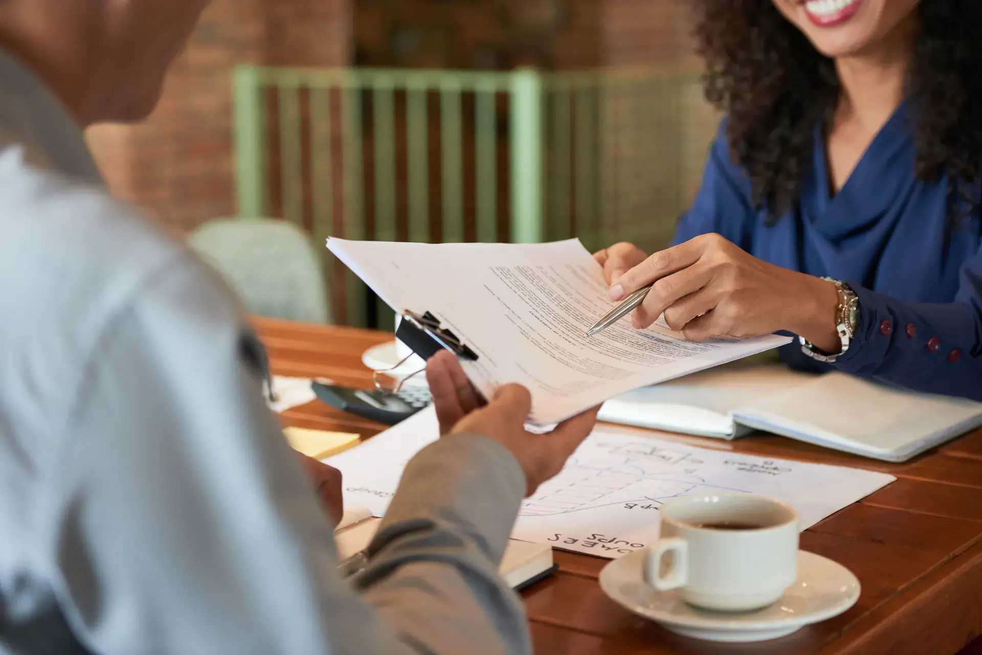Documentos contractuales y regulatorios para transferir un permiso